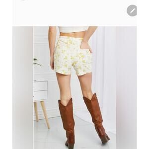 Judy Blue Boho Off White Yellow Floral Flower Print Stretchy Jean Shorts XL Cute